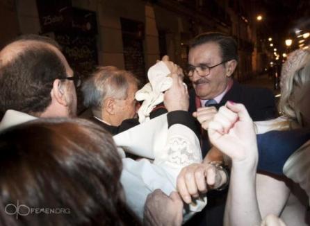 Atac cu lenjerie intimă: Arhiepiscopul de Madrid, bombardat de activistele Femen (FOTO)