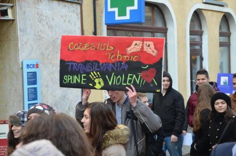 Hai să exmatriculăm violenţa! Liceenii orădeni au mărşăluit împotriva violenţei în şcoli (FOTO/VIDEO)