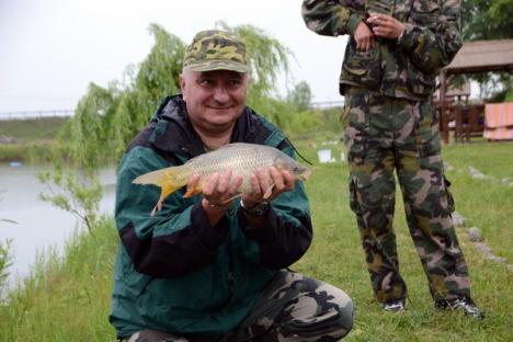 Cupa presei la pescuit a adunat ziariştii bihoreni pe marginea lacului din Husasău de Criş (FOTO)