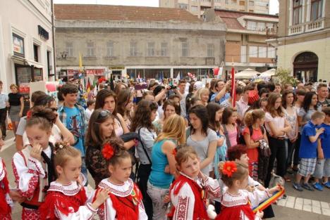 Carnaval european pe străzile Oradiei: Elevii au promovat unitatea în Europa (FOTO/VIDEO)