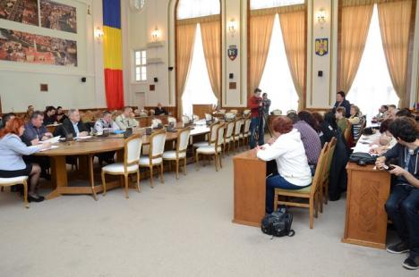 Iubitorii de câini şi-au spus ofurile la Primărie: Bolojan a devenit Hitler în Oradea! (FOTO/VIDEO)