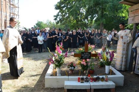 Criticat că n-a mers la înmormântare, episcopul Sofronie a oficiat parastasul părintelui Ciordaş (FOTO)