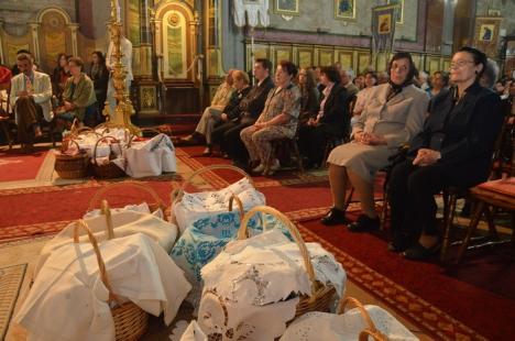 Hristos a Înviat! Sute de orădeni au mers să ia lumină la bisericile din centru (FOTO)