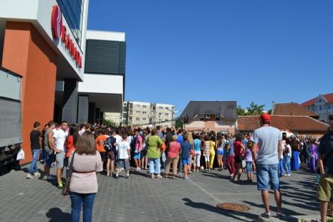 Prima preselecţie "Românii au Talent" la Oradea a strâns sute de concurenţi (FOTO)