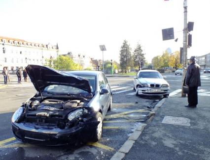 O şoferiţă începătoare la volanul unui BMW a distrus un VW Golf în centrul Oradiei (FOTO)