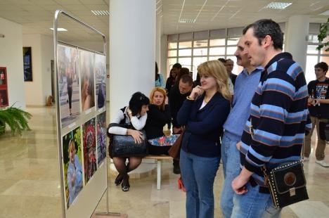 Noaptea Bibliotecilor: Pentru că "lectura e cool-tură", elevii orădeni au împărţit gratis cărţi (VIDEO)