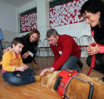 Doctorul Ham-Ham: Copiii cu deficienţe de la un centru special din Oradea sunt trataţi cu ajutorul câinilor (FOTO)