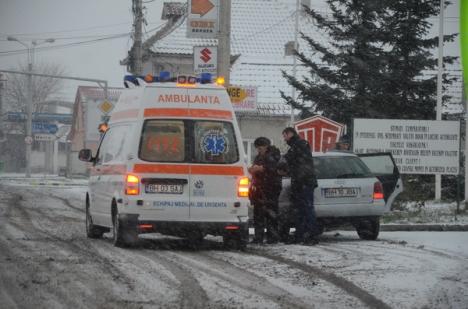 Se circulă greu pe şoselele din Bihor: În Sânmartin, o maşină s-a întors cu roţile-n sus (FOTO)