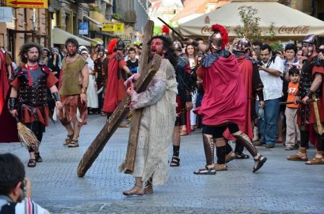 Patimile lui Hristos: Sute de orădeni l-au însoţit pe Iisus pe Drumul Crucii (FOTO / VIDEO)