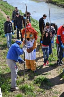 Încurajaţi de mascota Leone, elevii au plantat sălcii pe malul Peţei (FOTO)