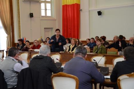 Iubitorii de câini şi-au spus ofurile la Primărie: Bolojan a devenit Hitler în Oradea! (FOTO/VIDEO)