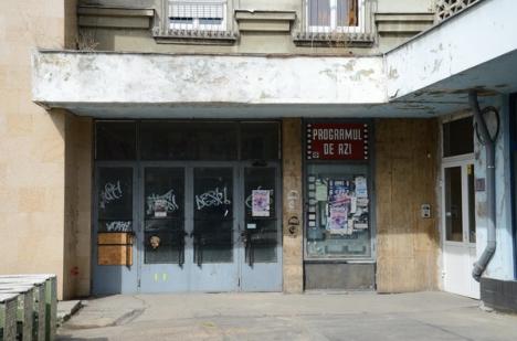 Vandal de dragul artei: Un tânăr de bani gata şi-a pus "muianul" pe 70 de clădiri din centrul Oradiei (FOTO)