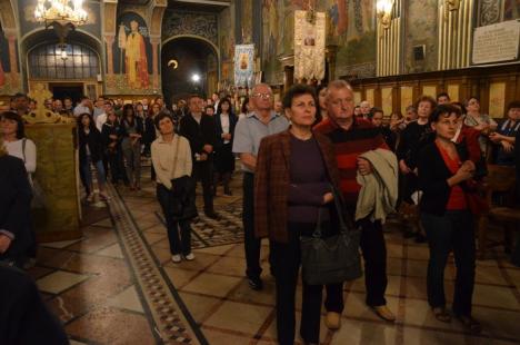 Hristos a Înviat! Sute de orădeni au mers să ia lumină la bisericile din centru (FOTO)