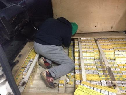 Ţigarete în valoare de 40.000 de lei, ascunse în podeaua unei maşini, confiscate la frontieră (FOTO)