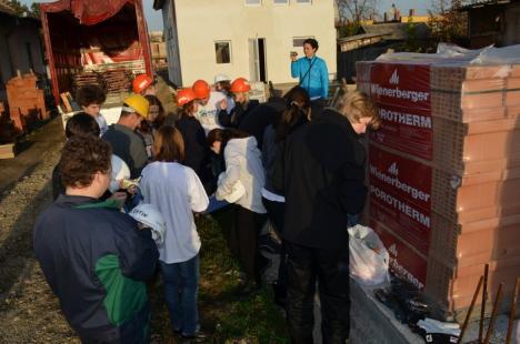 Elevi din Austria îşi "dau" Bacalaureatul pe şantierul Habitat din Oradea