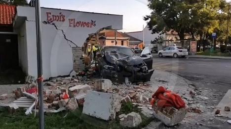 Şofer de BMW din Bihor, implicat într-un accident mortal în Satu Mare: A spulberat o florărie, o femeie a fost prinsă sub dărâmături (FOTO / VIDEO)