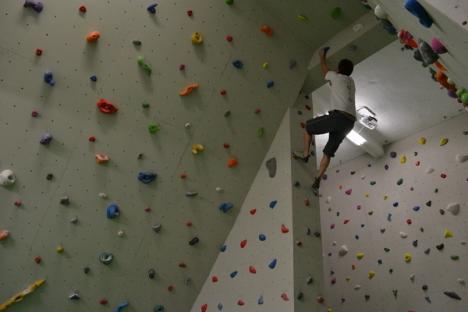 Tot mai sus! Doi orădeni pasionaţi de căţărat au deschis o sală cu pereţi de escaladă (FOTO)