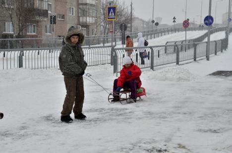 Zăpada a acoperit Oradea. Echipajele RER acţionează pentru curăţarea drumurilor (FOTO)