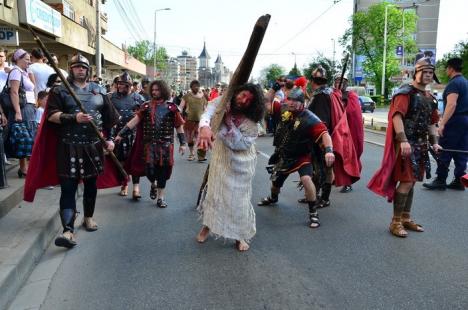 Patimile lui Hristos: Sute de orădeni l-au însoţit pe Iisus pe Drumul Crucii (FOTO / VIDEO)