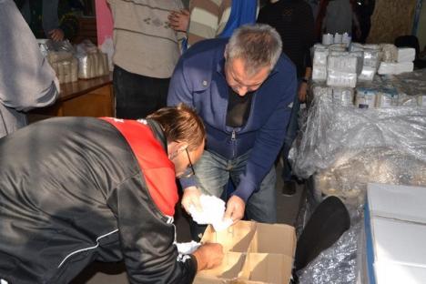 Sute de nevoiaşi s-au înghesuit la ASCO să-şi primească alimentele gratuite (FOTO)