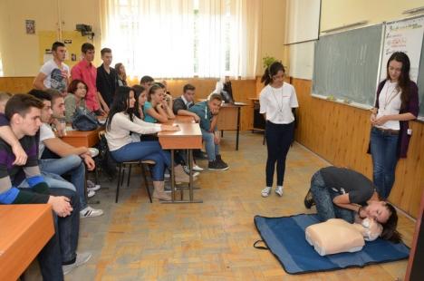 Salvarea începe de la şcoală: Sute de elevi bihoreni, învăţaţi cum să acorde primul ajutor (FOTO/VIDEO)