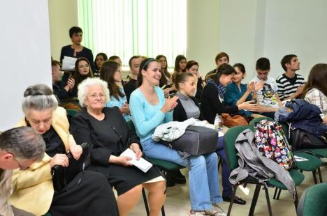 Noaptea Bibliotecilor: Pentru că "lectura e cool-tură", elevii orădeni au împărţit gratis cărţi (VIDEO)