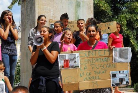 9 familii de ţigani au protestat, cu copiii după ei, în centrul Oradiei, împotriva Primăriei (FOTO)