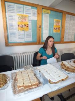 Studenţii orădeni au făcut prăjituri caritabile (FOTO)