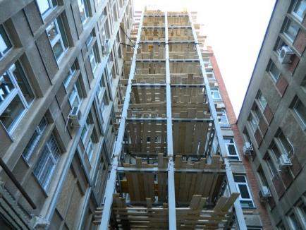 Spitalul Judeţean îşi construieşte două lifturi exterioare pentru transportul rapid al pacienţilor (FOTO)