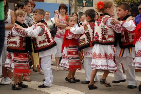 Carnaval european pe străzile Oradiei: Elevii au promovat unitatea în Europa (FOTO/VIDEO)