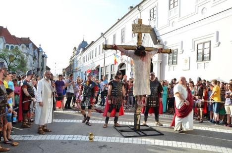 Patimile lui Hristos: Sute de orădeni l-au însoţit pe Iisus pe Drumul Crucii (FOTO / VIDEO)