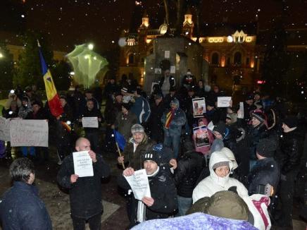 Oradea, seara a şasea de proteste: Unii manifestanţi s-au retras din cauza lozincilor vulgare (FOTO)