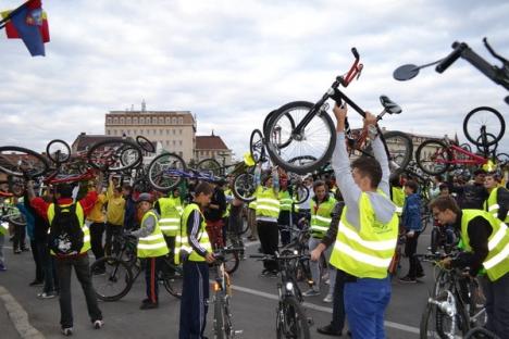 Bicicleta, cel mai rapid mijloc de transport în Oradea. Peste 500 de orădeni au pedalat victorioşi prin oraş (FOTO/VIDEO)