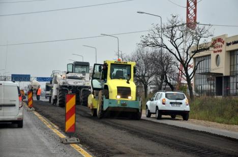 Minune pe DN 76: A apărut utilajul care poate repara până la 2 km de şosea pe zi (FOTO)