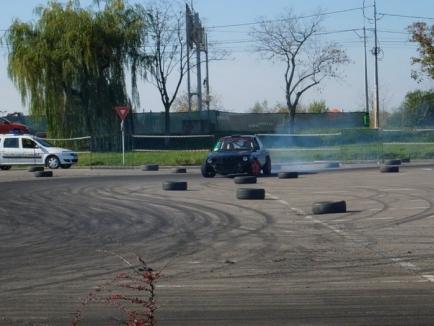 Parcarea ERA, plină de fum: Şoferi din toată ţara se întrec în drift-uri (FOTO / VIDEO)