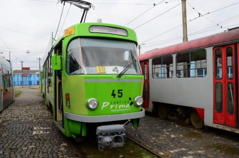 Un grup de nemţi pasionaţi de tramvaie au închiriat un Tatra şi s-au plimbat prin Oradea (FOTO)