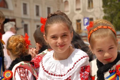 Carnaval european pe străzile Oradiei: Elevii au promovat unitatea în Europa (FOTO/VIDEO)