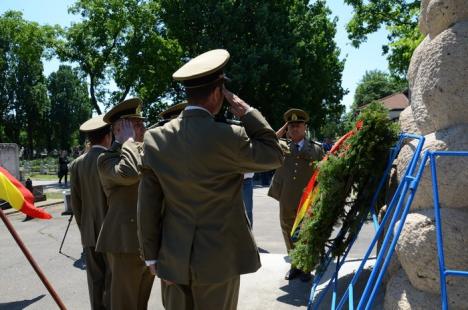 Autorităţile au marcat Ziua Eroilor Neamului cu depuneri de coroane (FOTO)