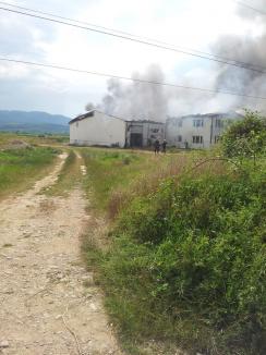 Incendiu de proporţii la fabrica de ciocolată din Beiuş. Focul a distrus utilaje de 1,5 milioane euro (FOTO)