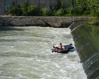 Intervenţie spectaculoasă: Patru copii în pericol de înec, salvaţi de pompieri dintr-un vârtej lângă Podul Dacia (FOTO)