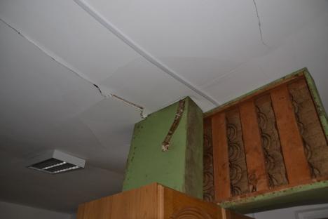 Preţul zgârceniei: Ridicat cu lucru de mântuială, dispensarul din Ciumeghiu se năruie la 2 ani după darea în folosinţă (FOTO)