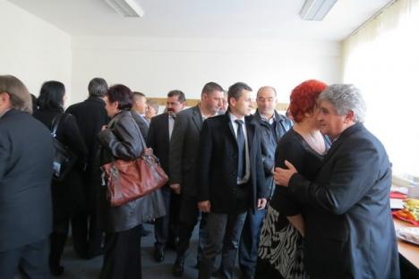 Coadă la pupici: Invitaţii noului director executiv al APIA, PSD-istul Florian Pavel, au stat la coadă să-l felicite (FOTO)