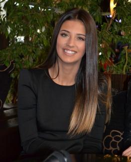 Antonia s-a încălţat de la Benvenuti şi le-a cântat orădenilor la lansarea campaniei "Alege-ţi perechea norocoasă!" (FOTO/VIDEO)