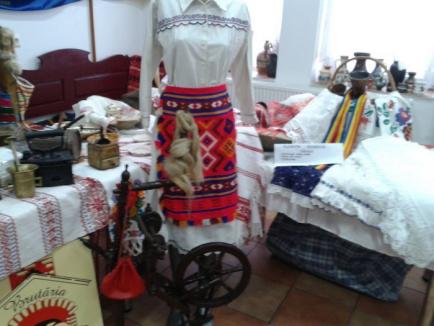 "Veşnicia s-a născut la sat" - Expoziţie de ţesături tradiţionale şi folclor, la Sântandrei (FOTO)