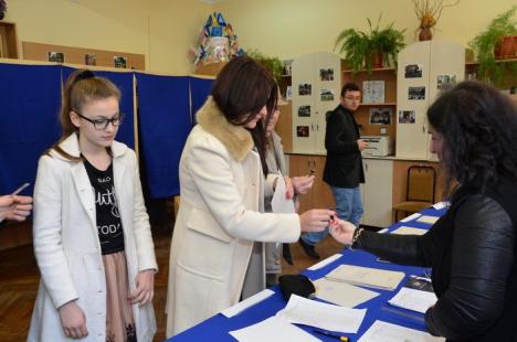 Prefectul Claudiu Pop a votat în stil pesedist, pe candidatul "care uneşte" (FOTO)