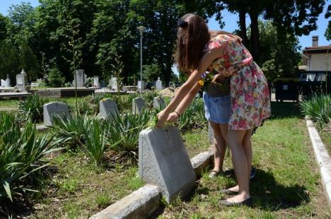 Autorităţile au marcat Ziua Eroilor Neamului cu depuneri de coroane (FOTO)