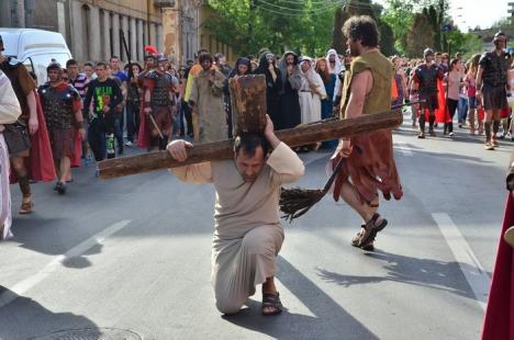 Patimile lui Hristos: Sute de orădeni l-au însoţit pe Iisus pe Drumul Crucii (FOTO / VIDEO)