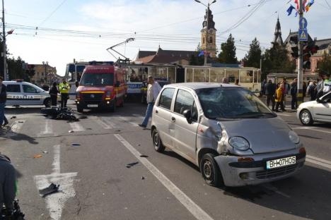 Accident în centru: Un motociclist a intrat din plin într-un Matiz care a trecut pe galben (FOTO)