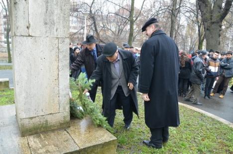 Peste 150 de orădeni l-au omagiat pe Eminescu (FOTO)