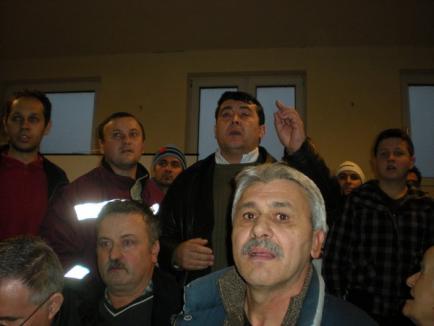 Revoltă în Oşorhei pe tema crematoriului: Oamenii au blocat E60 şi l-au huiduit pe primar (FOTO/VIDEO)
